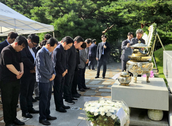 강기정 광주광역시장(왼쪽 앞줄 세번째)이 18일 오전 서울 동작구 국립서울현충원 현충관에서 열린 고(故) 김대중 전 대통령 서거 15주기 추모식 참석에 앞서 묘역을 참배하고 있다./사진=광주시 