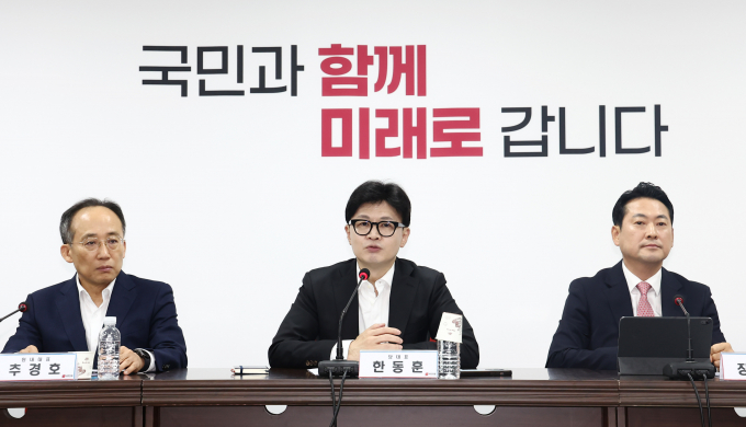 추경호 국민의힘 원내대표가 오는 28일 국회 본회의에서 시급한 민생 경제 법안을 최대한 처리할 수 있어야 한다고 말했다. 사진은 한동훈 국민의힘 대표(가운데), 추 원내대표(왼쪽), 장동혁 국민의힘 최고위원이 19일 서울 여의도 중앙당사에서 열린 최고위원회의에 참석한 모습. /사진=뉴스1