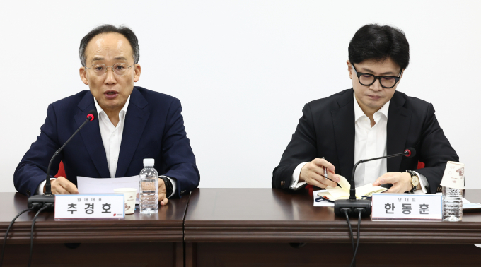 국민의힘이 이재명 더불어민주당 대표의 여·야 대표 회동 제안에 조속히 시간과 장소를 잡자고 말했다. 사진은 19일 서울 여의도 중앙당사에서 열린 최고위원회의에 참석한 한동훈 국민의힘 대표(오른쪽)와 추경호 국민의힘 원내대표의 모습. /사진=뉴스1