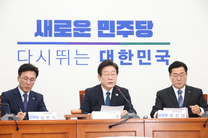 이재명 더불어민주당 대표가 한동훈 국민의힘 대표의 여·야 대표 회동 화답에 대해 빠른 시간 내에 만나자고 말했다. 사진은 이 대표(가운데)가 19일 서울 여의도 국회에서 열린 최고위원회의에서  발언하는 모습. /사진=뉴시스