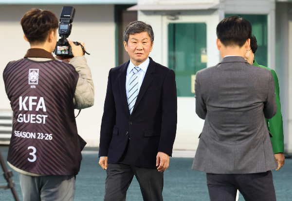 정몽규 대한축구협회(KFA) 회장이 아시아축구연맹(AFC) 산하 상설 위원회인 AFC 회원협회위원회 부의장을 2027년까지 맡을 예정이다. 사진은 지난 4월5일 경기 이천시 이천종합운동장에서 열린 여자 축구 국가대표 대한민국과 필리핀의 친선경기에 참석한 정몽규 대한축구협회장. /사진=뉴시스