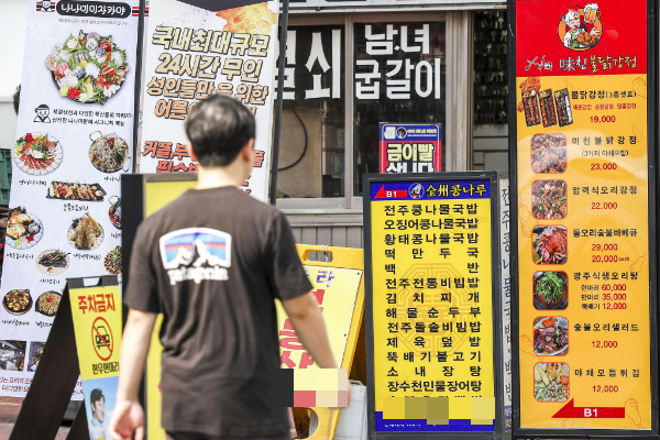 상습적으로 배달음식에서 이물질이 나왔다고 사기친 20대 연인이 구속됐다. 사진은 서울 먹자골목에 음식점 메뉴판이 놓여 있는 모습. /사진=뉴시스