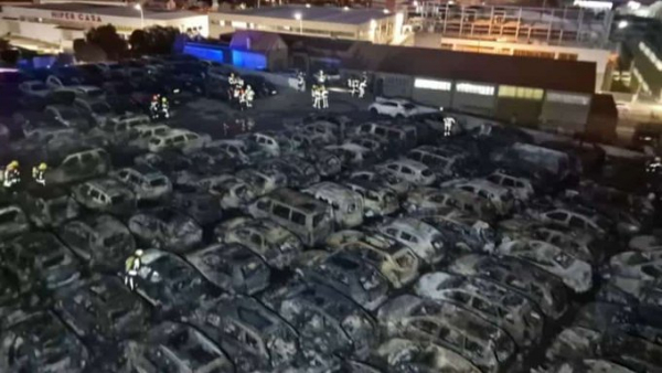 포르투갈 리스본 움베르토 델가도 공항 근처 렌터카 회사 주차장에서 대형화재가 발생해 200대 이상의 차량이 소실됐다. 사진은 주차장 내 차량들이 전소된 모습. /사진=엑스(X·옛 트위터) 캡처