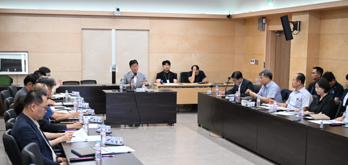  이민근 안산시장(가운데)이 지난 16일 오후 시청 제1회의실에서 열린 '노후계획도시정비기본계획 및 도시·주거환경정비기본계획 타당성 용역 착수보고회'에서 추진 방향에 대해 관련 부서의 다양한 의견에 대한 중요성을 설명하고 있다. / 사진제공=안산시