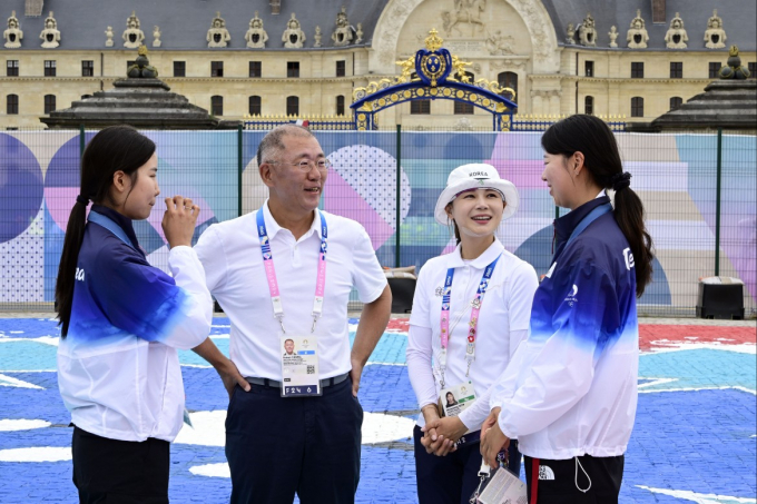 2024 파리올림픽 양궁 여자개인 시상식 직후 정의선 현대자동차그룹 회장(사진 왼쪽에서 두번째)이 남수현, 전훈영, 임시현(사진 왼쪽부터) 선수들을 축하하며 이야기를 나누고 있다. /사진=대한양궁협회