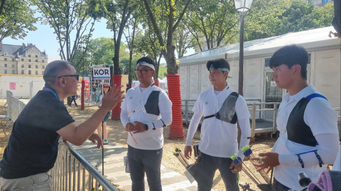 정의선 회장이 지난달 29일 파리 대회에서 홈팀 프랑스와의 결승전을 앞둔 남자 양궁 국가대표팀 선수들을 격려하고 있다. 사진 왼쪽부터 정의선 회장, 김우진 선수, 이우석 선수, 김제덕 선수  /사진=대한양궁협회