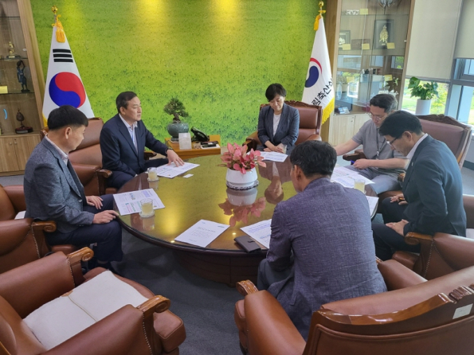 이병노 전남 담양군수가 지난 16일 세종 정부 청사에서 송미령 농림축산식품부 장관을 만나 지역 현안을 건의하고 있다./사진=담양군 