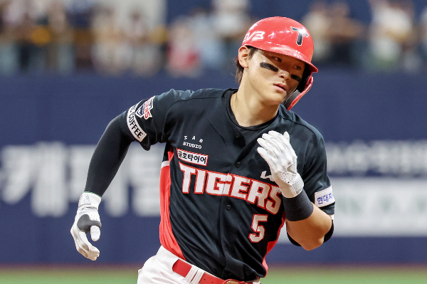 미국 MLB 네트워크의 존 모로시 기자가 김도영을 미래 한국 대표팀의 핵심 자원으로 소개했다. 사진은 지난 5일 서울 구로구 고척스카이돔에서 열린 프로야구 '2024 신한 SOL Bank KBO리그' 기아와 키움의 경기에서 김도영이 5회초 1사 주자 1루 상황에서 KIA 김도영이 투런홈런을 친 뒤 홈으로 향하고 있는 모습. /사진=뉴스1