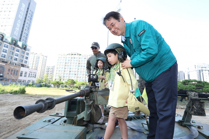 이동환 고양시장이 19일 백석업무빌딩 야외전시장에서 개최된 '시민 안보·안전체험'행사에 참석했다. /사진제공=고양시