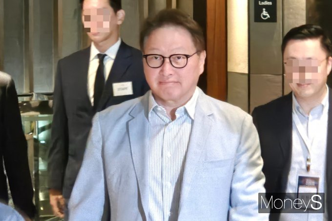 최태원 SK그룹 회장이 19일 오전 서울 광진구 그랜드워커힐에서 열리는 SK그룹 이천포럼에 참석하고 있다. /사진=최유빈 기자