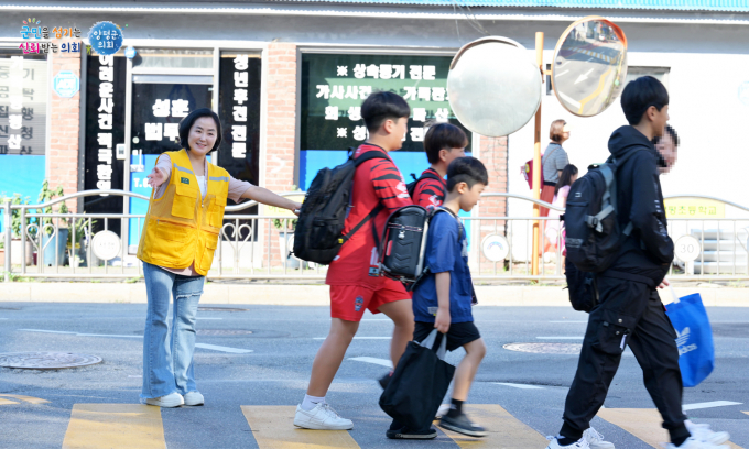 황선호 양평군의회 의장을 비롯한 5명의 군 의원이 19일 찜통 더위 속에서 양평초등학교 학생들의 등굣길 교통지도 봉사활동을 하고 있다. / 사진제공=양평군의회  