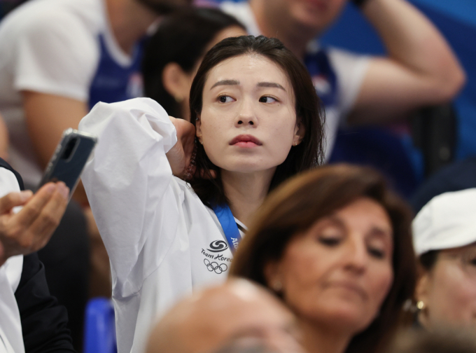 2024 파리올림픽 사격 은메달리스트 김예지 선수가 엔터 에이전시와 계약을 했다. 사진은 지난 5일 2024 파리올림픽 사격 25m 속사권총 결선을 관전하는 김예지 선수. /사진=뉴스1