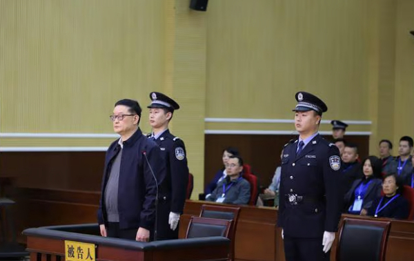 20억이 넘는 뇌물을 받아 챙긴 중국 축구협회 부회장이 징역 11년을 선고받았다. 사진은 리위이 전 부회장 재판 모습. /사진=머니투데이(후베이성 장저우 중급인민법원)