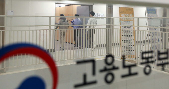고용노동부가 지난 16일 윤석열 대통령이 재의요구권을 행사한 노란봉투법(노동조합법 2,3조 개정안)을 지적하며 노동약자 지원과 보호를 위한 법률(노동약자지원법)의 필요성을 강조했다. 사진은 고용노동부 청사 모습. /사진=뉴스1