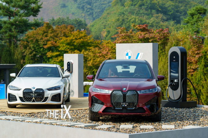 BMW 레이디스 챔피언십 2023에 전시된 BMW 전기차종. /사진=BMW코리아