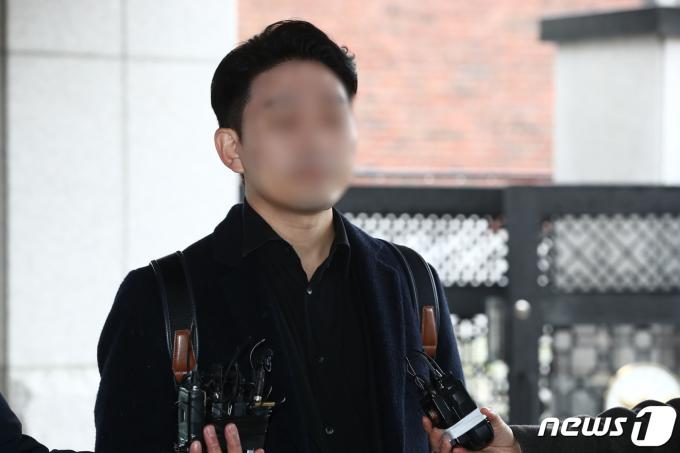 온라인 커뮤니티 '메디스태프' 대표 기 모 씨가 25일 오후 집단행동에 불참한 전공의 명단인 '전공의 블랙리스트'가 온라인에 올라온 것과 관련한 조사를 받기 위해 서울경찰청 사이버범죄수사대에 출석하고 있다. 2024.3.25/뉴스1 ⓒ News1 이광호 기자