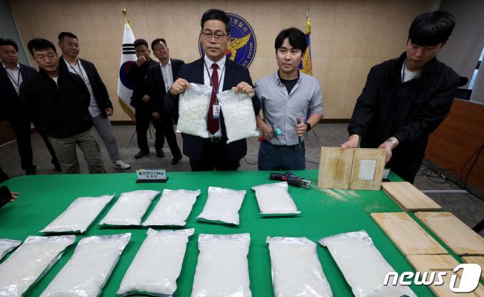 당시 백해룡 영등포경찰서 형사2과장이 지난해 10월 10일 오전 서울 영등포경찰서에서 열린 '말레이시아 밀반입 필로폰 국내 유통 범죄조직 검거' 브리핑 중 압수한 필로폰을 공개하고 있다. 2023.10.10/뉴스1 ⓒ News1 장수영 기자