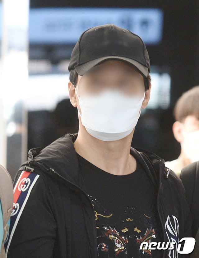 제주 대표 장기미제 사건인 '제주 변호사 살인사건'의 유력 용의자 김모씨(55)가 지난 18일 오후 제주국제공항을 통해 송환되고 있다. 2021.8.20/뉴스1 ⓒ News1 오현지 기자