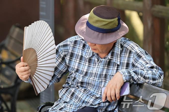 전국 대부분 지역에 폭염특보가 발효된 19일 서울 중구 남산을 찾은 한 시민이 그늘에서 부채질을 하며 휴식을 취하고 있다. 2024.8.19/뉴스1 ⓒ News1 김진환 기자
