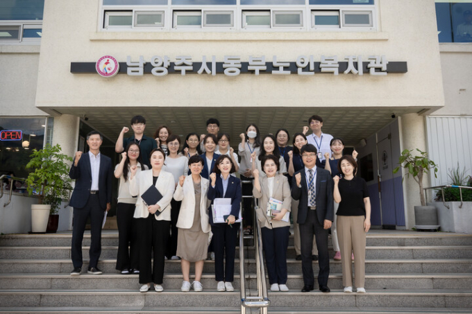 이경숙 위원장(앞줄 왼쪽 세번째)을 비롯한 남양주시의회 복지환경위원회 소속 의원 6명과 관게 공무원들이 남양주시 동부노인복지관에서 복지관 관계자들과 기념촬영을 하고 있다. / 사진제공=남양주시의회