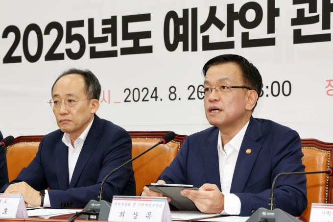 최상목 부총리 겸 기회재정부 장관이 20일 '2025년도 예산안'을 사회적 약자 복지와 경제활력 확상 등 4대 투자에 중점을 두겠다고 말했다. 사진은 최 부총리(오른쪽)가 20일 서울 여의도 국회에서 열린 2025년도 예산안 관련 당정협의회에서 발언하는 모습. /사진=뉴시스