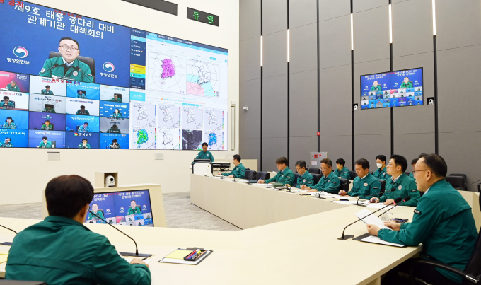 정부가 제9호 태풍 종다리 북상에 대비하기 위해 20일 오전 8시부터 중앙재난안전대책본부(중대본) 비상 1단계를 가동했다. 사진은 이한경 행정안전부 재난안전관리본부장이 지난 19일 정부 세종청사 중앙재난안전상황실에서 열린 제9호 태풍 '종다리' 대비 관계기관 대책회의를 주재하는 모습. /사진=뉴스1(행정안전부 제공)