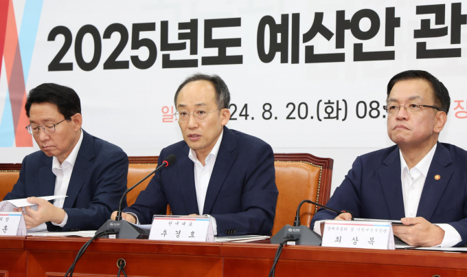 정부와 여당이 2025년도 예산안에 온누리상품권 발행 규모를 역대 최대인 5조5000억원까지 늘리고 유망 소상공인이 이커머스 사업 추진 시 융자 지원을 받을 수 있는 전용 자금도 신설한다고 전했다. 사진은 추경호 국민의힘 원내대표(가운데)가 20일 서울 여의도 국회에서 열린 2025년도 예산안 관련 당정협의회에서 발언하는 모습. /사진=뉴시스