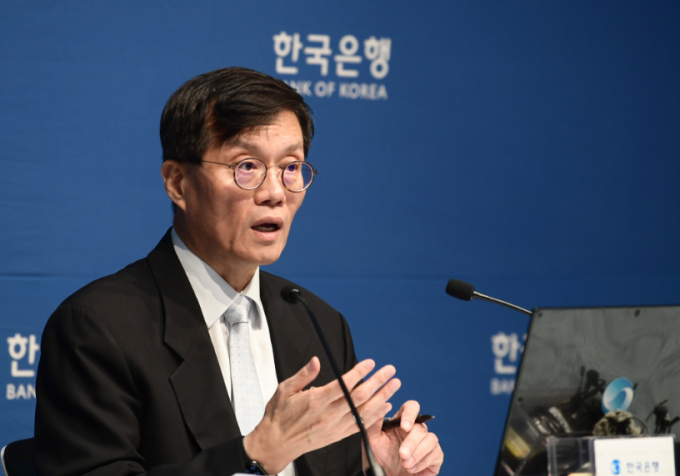 채권전문가들 대부분은 이달 기준금리가 동결될 가능성이 큰 것으로 보고 있다. 이창용 한국은행 총재가 지난달 11일 서울 중구 한국은행에서 열린 금융통화위원회 통화정책방향 기자간담회에서 발언하고 있다 /사진=(서울=뉴스1) 사진공동취재단