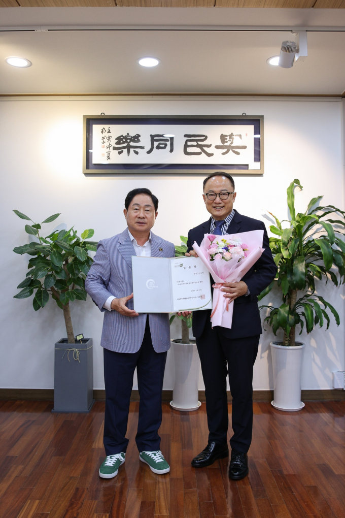 주광덕 남양주시장(왼쪽)이 19일 시장 집무실에서 서상철 신임 남양주시자원봉사센터장에게 임용장을 수여한 뒤 기념촬영을 하고 있다. / 사진제공=남양주시