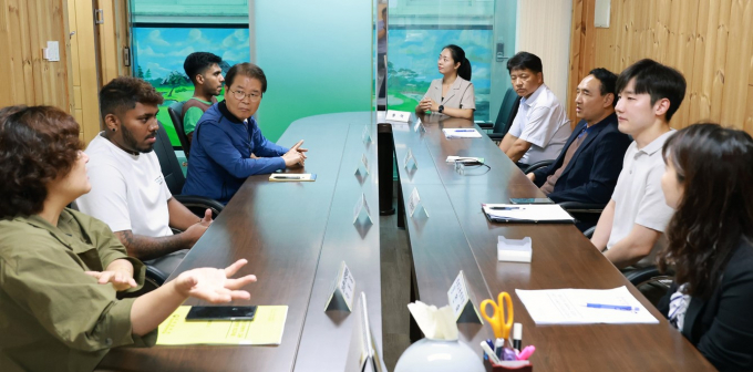 지난해 9월 이정식(왼쪽에서 세 번째) 고용노동부 장관이 경기 광주시 외국인 근로자 고용 사업장을 방문해 외국인 계절노동자의 애로 사항을 청취하는 모습. 사진제공=뉴스1 