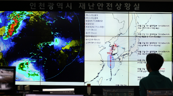 오는 21일 전국이 제 9호 태풍 종다리의 영향으로 강풍을 동반한 비가 내릴 전망이다. 사진은 20일 인천 남동구 인천시청 재난안전상황실에서 상황실 근무자들이 한반도로 북상중인 9호 태풍 '종다리'의 경로를 점검하고 있는 모습. /사진=뉴시스  