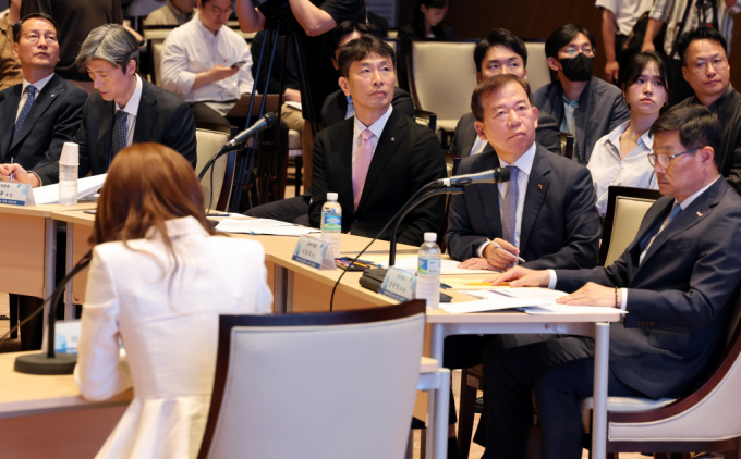 금융감독원이 무차입 공매도 근절을 위한 가이드라인과 관련한 행정지도를 21일부터 시행한다. 이복현 금융감독원장을 비롯한 참석자들이 6월10일 오전 서울 여의도 한국거래소 컨퍼런스홀에서 공매도 제도 개선 논의와 관련해서 열린 '개인투자자와 함께하는 열린 3차 토론회'에서 설명을 듣고 있다./사진=(서울=뉴스1) 이동해 기자