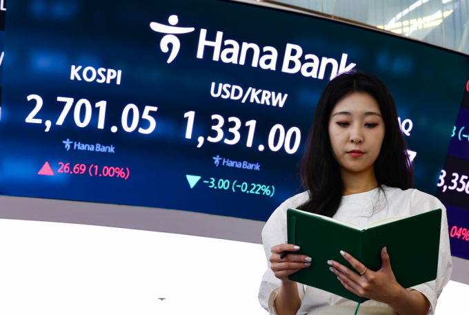 코스피가 전 거래일(2674.36)보다 25.38포인트(0.95%) 오른 2699.74에 출발한 20일 서울 중구 하나은행 본점에서 직원들이 업무를 보고 있다.  /사진=뉴시스