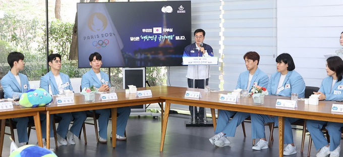 김동연(가운데) 경기도지사가 20일 경기도를 빛내 파리올림픽 선수단을 환영하는 행사에서 감사와 환영의 뜻을 전하고 있다. 사진제공=경기도 
