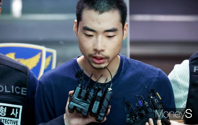 분당 서현역 흉기 난동 사건 피고인 최원종이 2심에서도 1심과 마찬가지로 무기징역을 선고받았다. 사진은 최원종이 지난해 8월10일 경기 성남시 성남수정경찰서에서 수원지검 성남지청으로 구속 송치되는 모습. /사진=임한별 기자