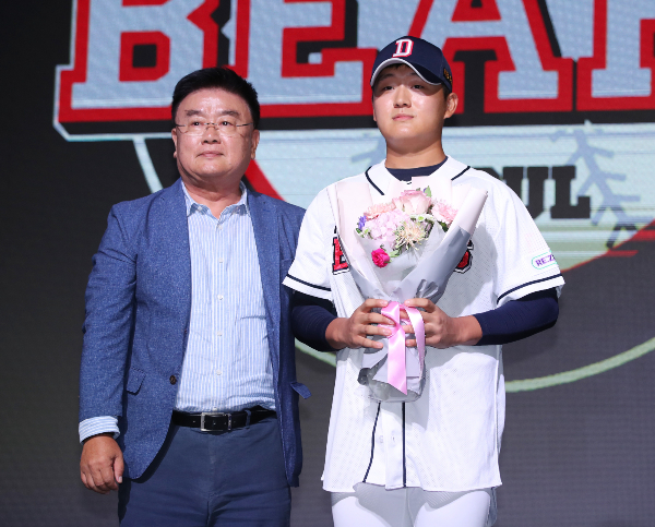 사진은 지난해 9월 서울 웨스틴조선호텔 그랜드볼룸에서 열린 '2024 KBO 신인 드래프트'에서 두산에 지명된 김택연이 포즈는 취하고 있다. /사진=뉴시스