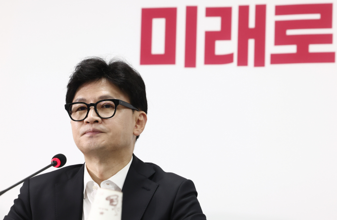 국민의힘이 한동훈 국민의힘 대표가 제안한 제3자 추천 채상병 특검법에 대한 당내 의원들의 동의가 있다고 밝혔다. 사진은 한 대표가 지난 19일 서울 여의도 중앙당사에서 열린 최고위원회의에 참석한 모습. /사진=뉴스1