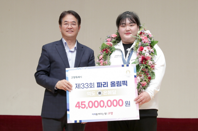 이동환 고양시장(왼쪽)과 박혜정 선수(오른쪽)가 축하격려금 전달 기념 촬영을 하고 있다. /사진제공=고양시_
