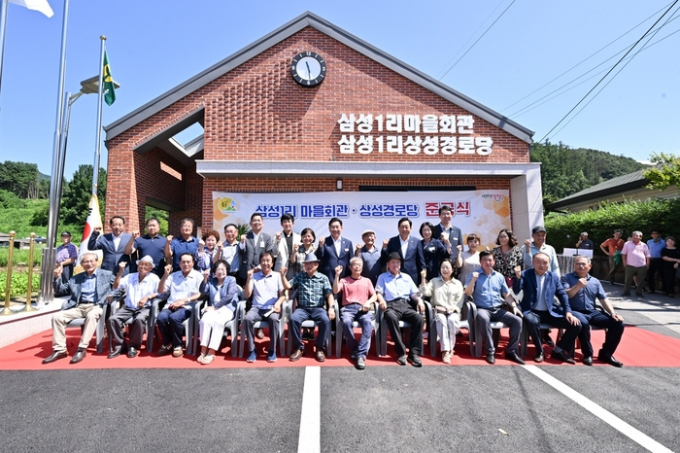 전진선 양평군수는 19일 용문면 삼성1리 마을회관에서 열린 '삼성1리 마을회관 신축기념 준공식'에 참석해 마을주민과 화이팅을 외치고 있다. / 사진제공=양평군