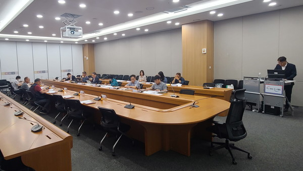  김종훈 포천시장을 비롯해 소유자, 전문가, 한국토지주택공사(LH) 및 시 관계자 등 협의회 위원 10명이 참석한 가운데 지난19일 시청 시정회의실에서 '송우2 공급촉진지구 조성사업 보상협의회 2차 회의가 열렸다. / 사진제공=포천시