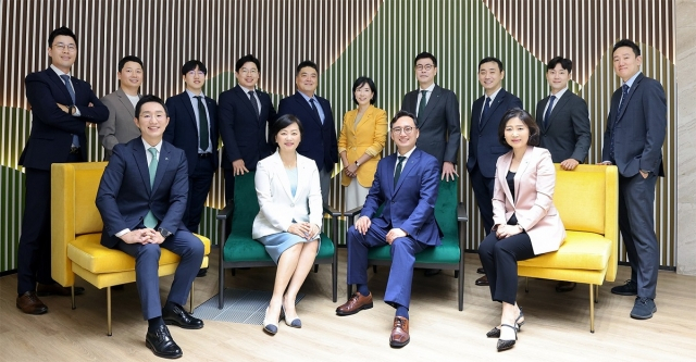 배도진(사진 앞줄 왼쪽부터) 하나은행 자산관리컨설팅센터 부장, 이은정 하나은행 WM본부 본부장, 조대현 하나증권 WM영업본부 본부장, 김정현 하나증권 금융상품추진실 실장이 '하나 패밀리오피스 원 솔루션' 전담 직원들과 기념 촬영을 하고 있다./사진-하나은행