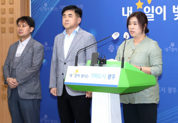 손희정 광주광역시 물가대책위원 부위원장이 20일 오후 시청 5층 브리핑룸에서 물가대책위원회 심의한 결과를 브리핑하고 있다./사진=광주시 
