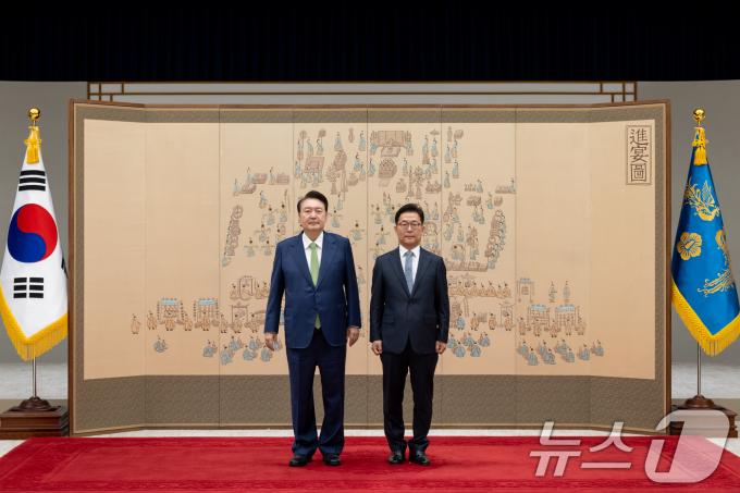 [사진] 윤석열 대통령, 김광재 주키리키스스탄대사 신임장 수여
