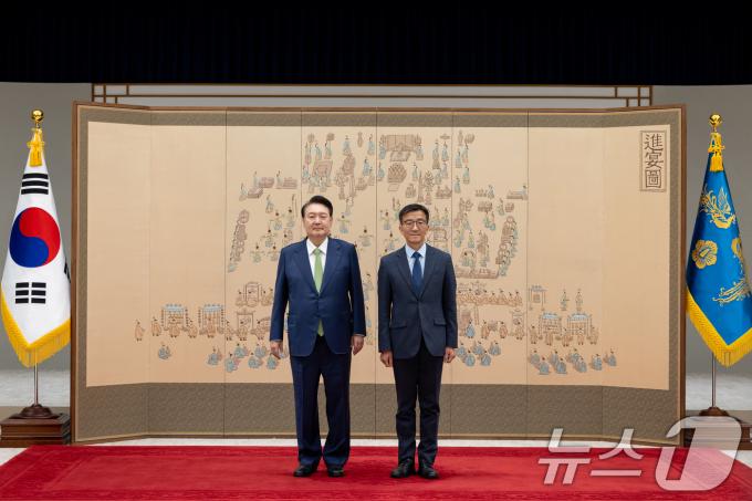 [사진] 윤석열 대통령, 이태원 주튀니지대사 신임장 수여