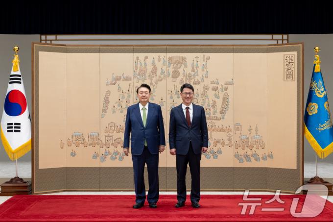 [사진] 윤석열 대통령, 전조영 주리투아니아대사 신임장 수여