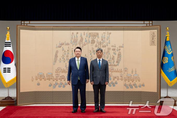 [사진] 윤석열 대통령, 최영한 주브라질대사 신임장 수여