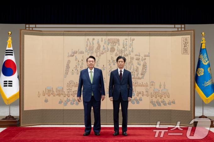 [사진] 윤석열 대통령, 김일응 주에스토니아대사 신임장 수여