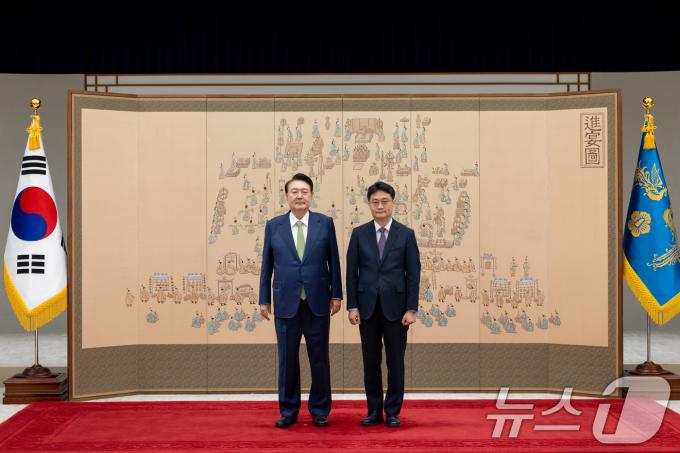 [사진] 윤석열 대통령, 전영희 주룩셈부르크 대사 신임장 수여