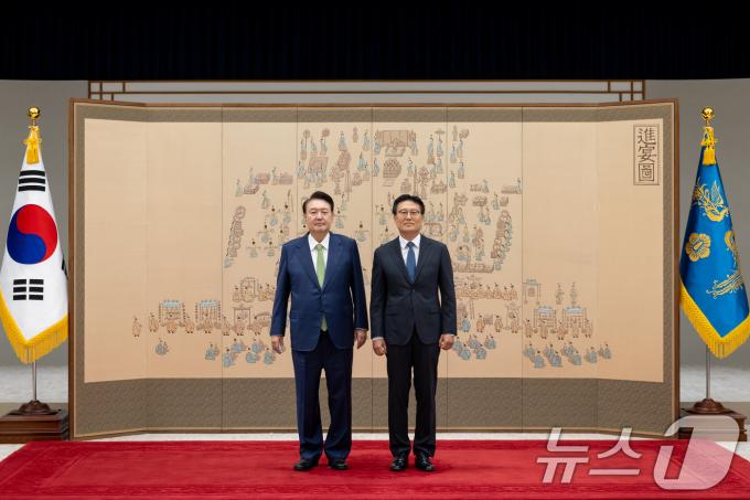 [사진] 윤석열 대통령, 전성식 주타지키스탄대사 신임장 수여