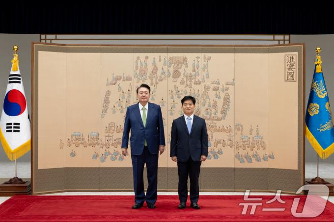 [사진] 윤석열 대통령, 강복원 주모잠비크대사 신임장 수여